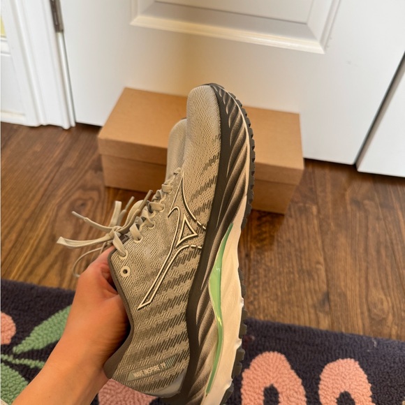 Brand New Mizuno Women’s Sneakers - Picture 6 of 8